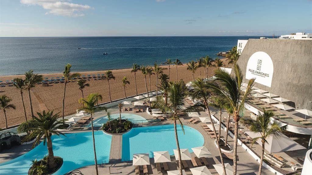 Lanzarote-Fitnessurlaub-Community-Auszeit-auf-Lanzarote-mit-Hyrox-Fariones-Suites-Hotel-Poollandschaft-Deportivo-Fariones-Sports-Center-Coaching-Hyrox-Simulation-ALL-INKLUSIVE-Fitnessurlaub-Lanzarote-Training-Coaching-Fitness-Holiday-Spanien-Fitnessurlaub-fuer-Reiseathleten