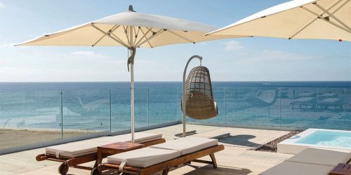 Lanzarote-Fitnessurlaub-Community-Auszeit-auf-Lanzarote-mit-Hyrox-Fariones-Suites-Hotel-Sonnenterrasse-Balkon-mit-Meerblick-Deportivo-Fariones-Sports-Center-Coaching-Hyrox-Simulation-ALL-INKLUSIVE-Fitnessurlaub-Lanzarote-Training-Coaching-Fitness-Holiday-Spanien-Fitnessurlaub-fuer-Reiseathleten