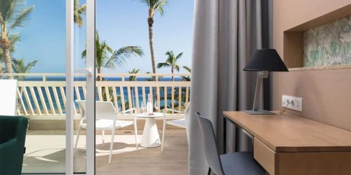 Lanzarote-Fitnessurlaub-Community-Auszeit-auf-Lanzarote-mit-Hyrox-Fariones-Suites-Hotel-Zimmeroption-Balkon-mit-Meerblick-Deportivo-Fariones-Sports-Center-Coaching-Hyrox-Simulation-ALL-INKLUSIVE-Fitnessurlaub-Lanzarote-Training-Coaching-Fitness-Holiday-Spanien-Fitnessurlaub-fuer-Reiseathleten