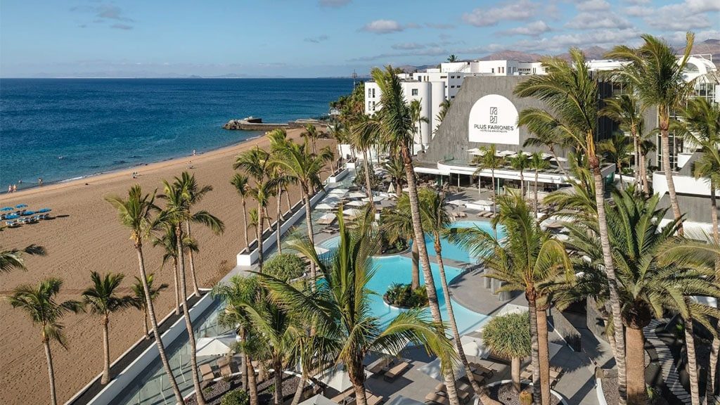 Lanzarote-Fitnessurlaub-Community-Auszeit-auf-Lanzarote-mit-Hyrox-Fariones-Suites-Pool-Strand-Fariones-Sports-Center-Coaching-Hyrox-Simulation-ALL-INKLUSIVE-Fitnessurlaub-Lanzarote-Training-Coaching-Fitness-Holiday-Spanien-Fitnessurlaub-fuer-Reiseathleten