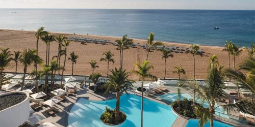 Lanzarote-Fitnessurlaub-Community-Auszeit-auf-Lanzarote-mit-Hyrox-Fariones-Suites-Pool-Strand-Fariones-Sports-Center-Coaching-Hyrox-Simulation-ALL-INKLUSIVE-Fitnessurlaub-Lanzarote-Training-Coaching-Fitness-Holiday-Spanien-Fitnessurlaub-fuer-Reiseathleten