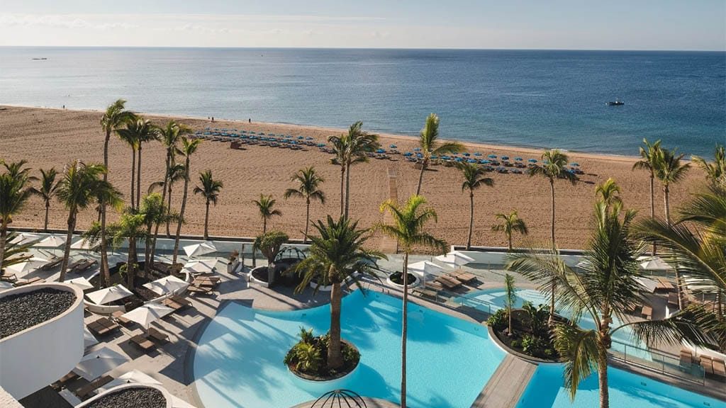 Lanzarote-Fitnessurlaub-Community-Auszeit-auf-Lanzarote-mit-Hyrox-Fariones-Suites-Pool-Strand-Fariones-Sports-Center-Coaching-Hyrox-Simulation-ALL-INKLUSIVE-Fitnessurlaub-Lanzarote-Training-Coaching-Fitness-Holiday-Spanien-Fitnessurlaub-fuer-Reiseathleten