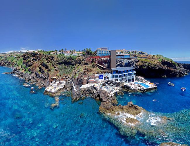 Fitnessurlaub-Sentido-Galoresort-Fitness-Relax-Aktiv-Urlaub-in-Madeira-Fitness-Holiday-Sentido-Madeira-Hotelaußenansicht-mit-Drohne-Hotelklippen-Naturresort-Fitnessreise-Reiseathleten-Madeira