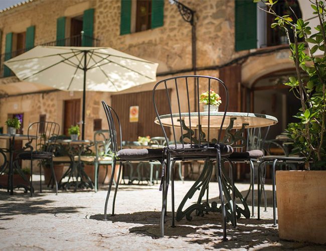 Entspanne im Cafe auf Mallorca - Fitnessurlaub Mallorca - Fitnessurlaub Spanien - Fitnessreisen für Reiseathleten