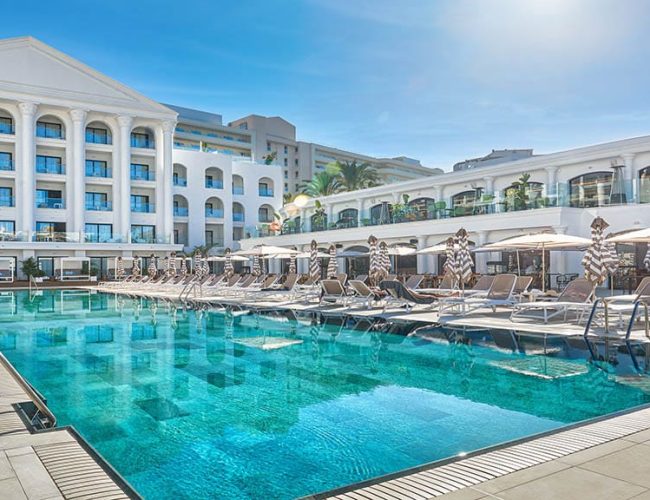 Fitnessurlaub-auf-Teneriffa-AnnaMakesButter Retreat-Main-Pool-Princess-Inspire-Tenerife-Fitnessurlaub-fuer-Reiseathleten