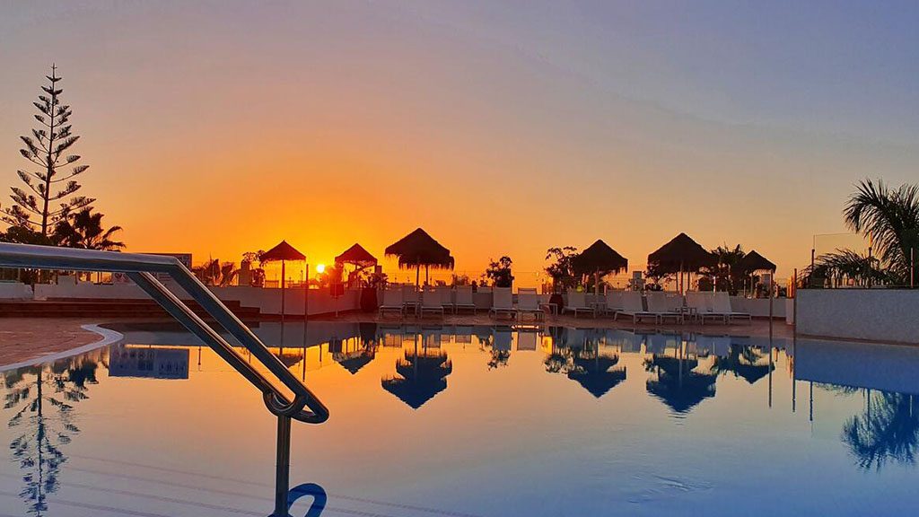 Flamingo Beach Mate - Hotel pool - Fitness vacation Tenerife as a Travelling Athlete