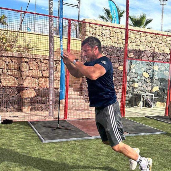 Glen Faulconbridge-Reiseathleten-Coach-Lanzarote-Fitnessurlaub-Community-Auszeit-auf-Lanzarote-mit-Hyrox-Fariones-Suites-Hotel-Leuchtturm-Deportivo-Fariones-Sports-Center-Coaching-Hyrox-Simulation-ALL-INKLUSIVE-Fitnessurlaub-Lanzarote-Training-Coaching-Fitness-Holiday-Spanien-Fitnessurlaub-fuer-Reiseathleten