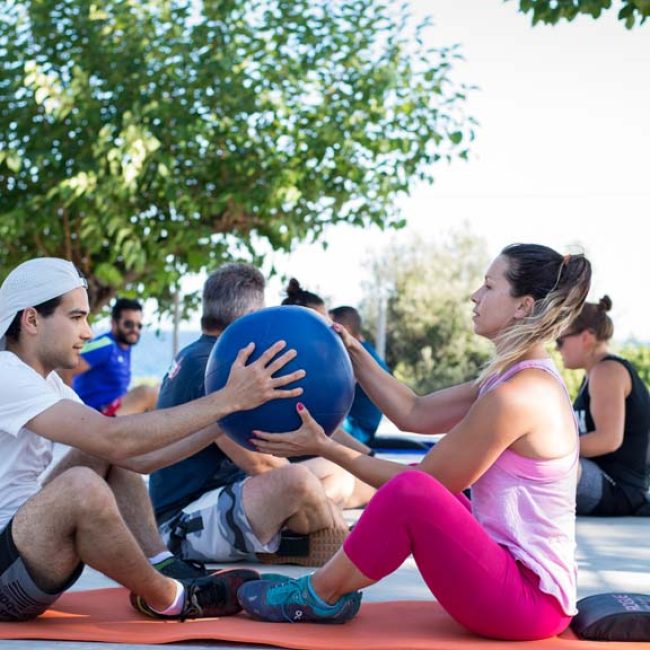 Fitness-Unboxed-im-Melitsina-Village-Hotel-Kardamili-Outdoor-Workout-Partner-WoD-Fitnessurlaub-Griechenland-Fitness-Holiday-Greece-Fitnessurlaub-fuer-Reiseathleten