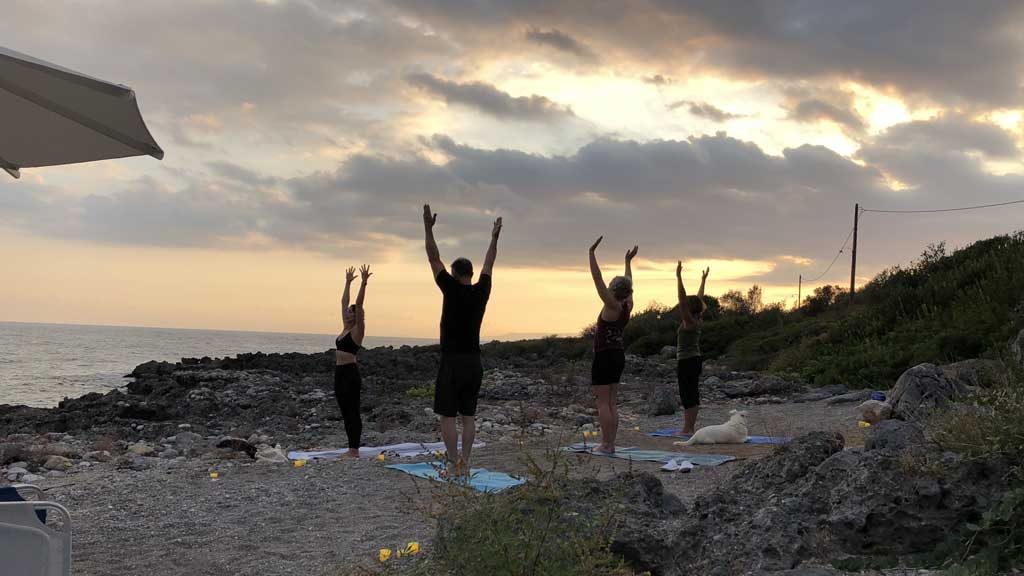 Fitness-Unboxed-im-Melitsina-Village-Hotel-Kardamili-Yoga-am-Strand-Sunset-Fitnessurlaub-Griechenland-Fitness-Holiday-Greece-Fitnessurlaub-fuer-Reiseathleten