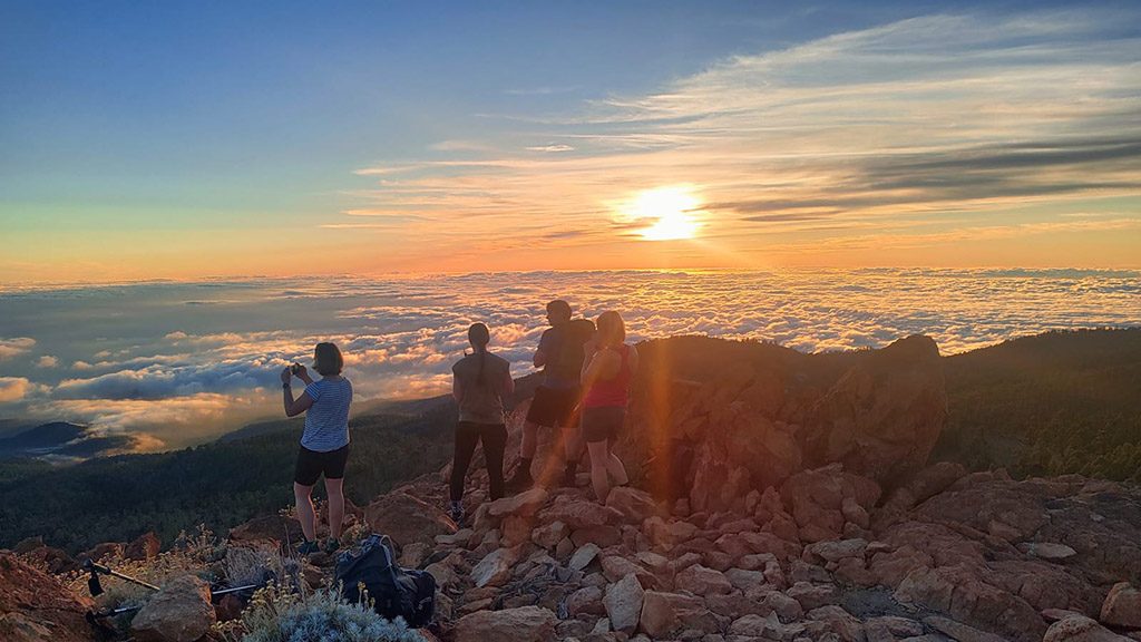 Official-Training-Camp-auf-Teneriffa-Training-und-Coaching-mit-Hyrox-Weltmeister-Martin-Michelius-und-top-athlet-max-löw-Sonnenaufgang-Teide-Nationalpark-fitness-holidays-tenerife-Fitnessurlaub-Spanien-Reiseathleten