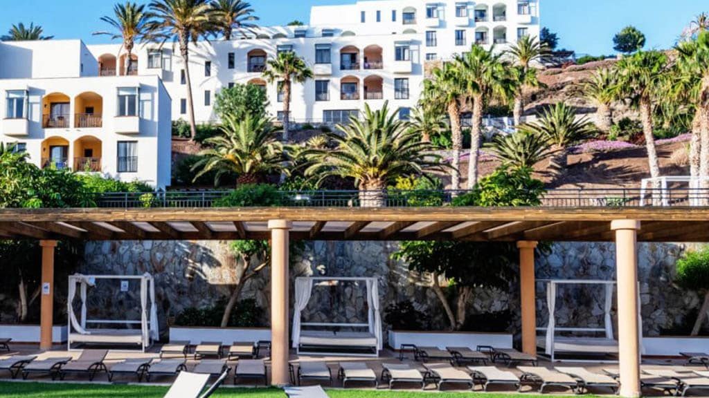Playitas Fitnessreise-der-Allrounder-auf-Fuerteventura-Hotel-Sonnenterasse-Liegen-Fitnessurlaub-Fuerteventura-Reiseathleten