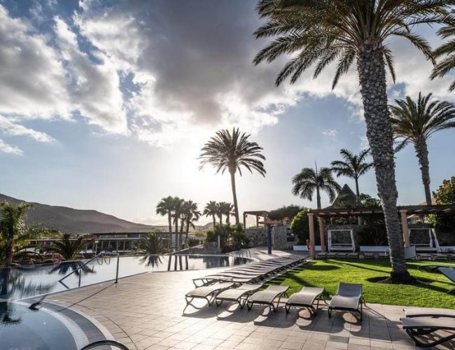 Playitas Fitness-Travel-the-Allrounder-on-Fuerteventura-Hotel-Pool-Sun-terrace-Loungers-Fitness-Holiday-Fuerteventura-TravelingTravelling Athletes