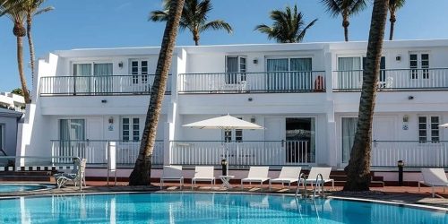 Lanzarote Fitnessurlaub-Community Auszeit mit Hyrox-Fariones Apartments-Pool-Fitness Holiday Spain-Fitnessurlaub Lanzarote-Reiseathleten