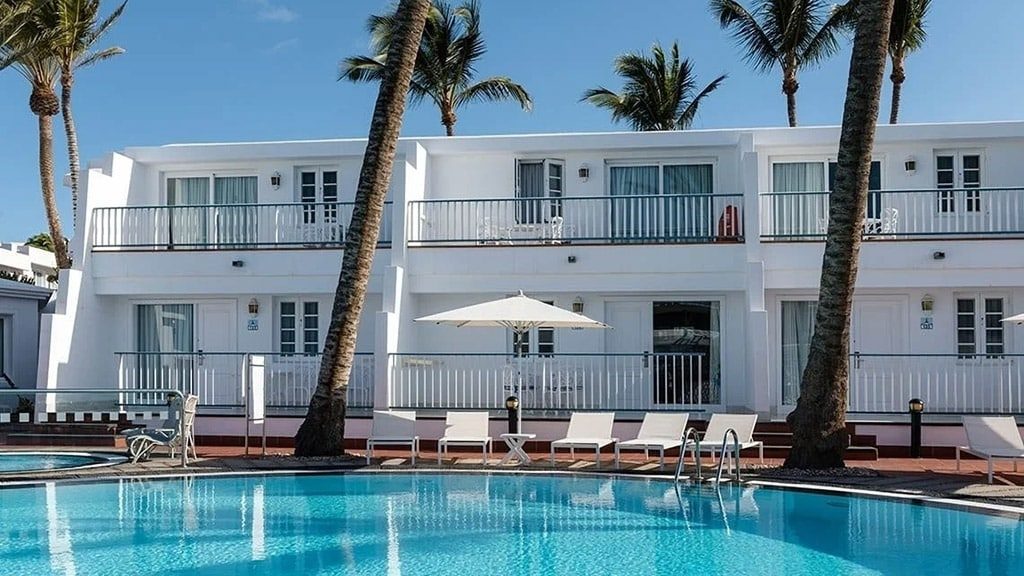 Lanzarote Fitnessurlaub-Community Auszeit mit Hyrox-Fariones Apartments-Pool-Fitness Holiday Spain-Fitnessurlaub Lanzarote-Reiseathleten