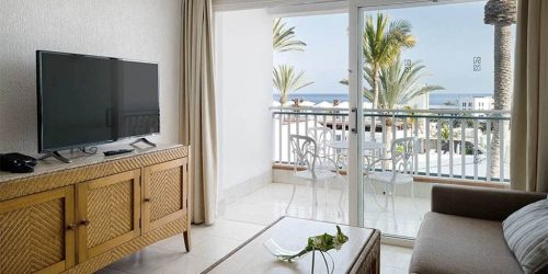 Lanzarote-Fitnessurlaub-Community-Auszeit-auf-Lanzarote-mit-Hyrox-Fariones-Apartments-Zimmer-Option-Balkon-Fariones-Sports-Center-Fitnessurlaub-Lanzarote-Training-Coaching-Fitness-Holiday-Spanien-Fitnessurlaub-fuer-Reiseathleten
