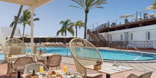 Lanzarote-Fitnessurlaub-Community-Auszeit-auf-Lanzarote-mit-Hyrox-Fariones-Apartments-Pool-Restaurant-Fariones-Sports-Center-Fitnessurlaub-Lanzarote-Training-Coaching-Fitness-Holiday-Spanien-Fitnessurlaub-fuer-Reiseathleten