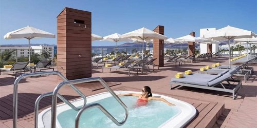 Lanzarote-Fitnessurlaub-Community-Auszeit-auf-Lanzarote-mit-Hyrox-Plus-Fariones-Suites-Hotel-Rooftop-Jaquzzi-Fariones-Sports-Center-Fitnessurlaub-Lanzarote-Training-Coaching-Fitness-Holiday-Spanien-Fitnessurlaub-fuer-Reiseathleten