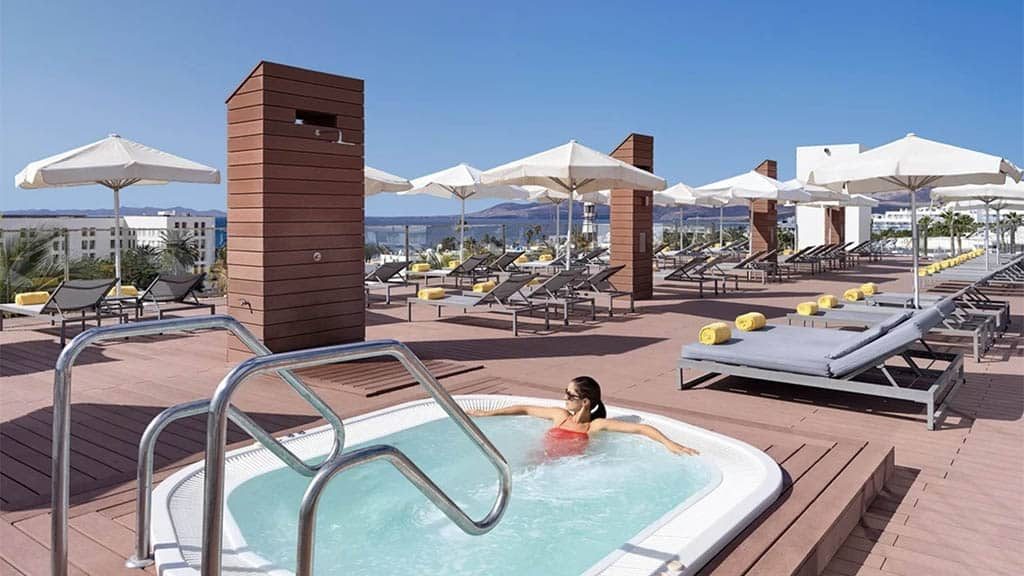 Lanzarote-Fitnessurlaub-Community-Auszeit-auf-Lanzarote-mit-Hyrox-Plus-Fariones-Suites-Hotel-Rooftop-Jaquzzi-Fariones-Sports-Center-Fitnessurlaub-Lanzarote-Training-Coaching-Fitness-Holiday-Spanien-Fitnessurlaub-fuer-Reiseathleten