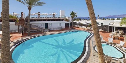 Lanzarote-Fitnessurlaub-Community-Auszeit-auf-Lanzarote-mit-Hyrox-Plus-Fariones-Apartments-Pool-Fitnessurlaub-Lanzarote-Training-Coaching-Fitness-Holiday-Spanien-Fitnessurlaub-fuer-Reiseathleten