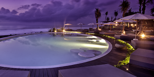 Pool at night - Komune Resort &amp; Beach Club in Bali - Fitness vacation in Bali for Travelling Athletes