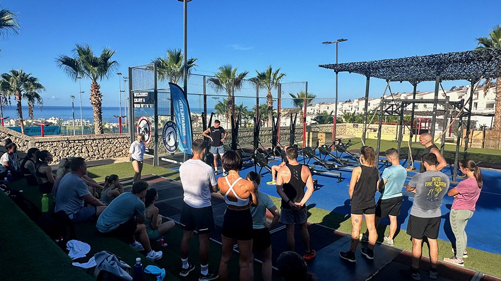 Official-Training-Camp-auf-Teneriffa-Training-und-Coaching-mit-Hyrox-Weltmeister-Martin-Michelius-und-top-athlet-max-löw-Ergometer-Coaching-fitness-holidays-tenerife-Fitnessurlaub-Spanien-Reiseathleten