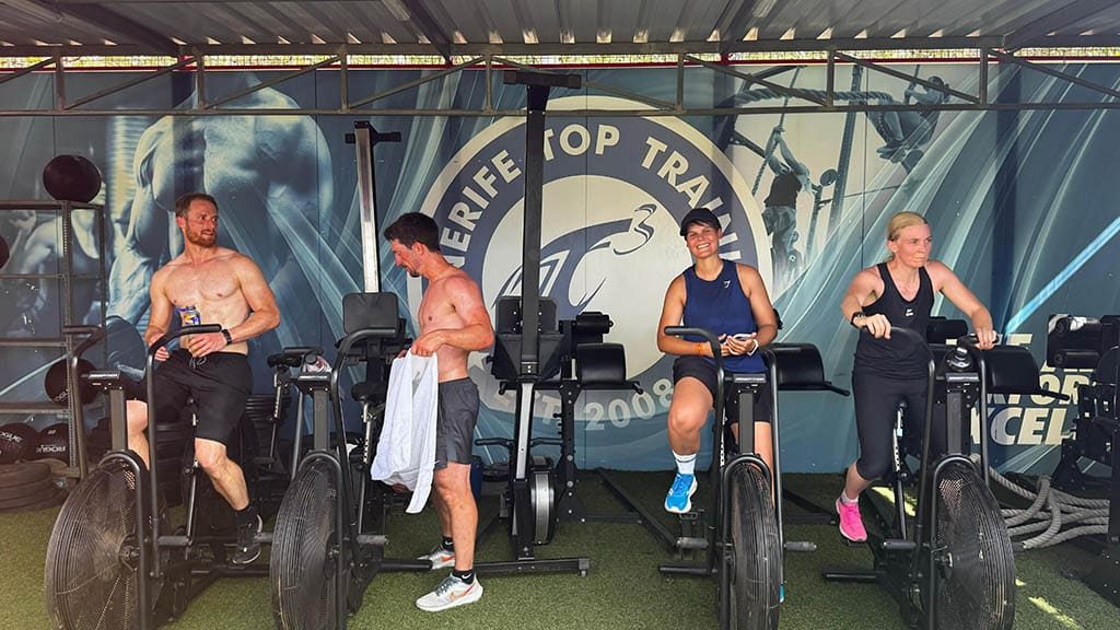 Official-Training-Camp-auf-Teneriffa-Training-und-Coaching-mit-Hyrox-Weltmeister-Martin-Michelius-und-top-athlet-max-löw-Cooldown-Assault-bike-fitness-holidays-tenerife-Fitnessurlaub-Spanien-Reiseathleten