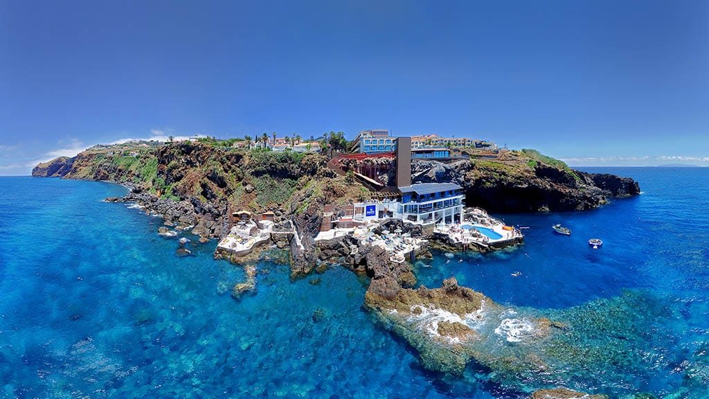 Fitnessurlaub-Sentido-Galoresort-Fitness-Relax-Aktiv-Urlaub-in-Madeira-Fitness-Holiday-Sentido-Sport-und-Wellness-Drone-Vogelperspektive-vom-Meer-Reiseathleten-Madeira