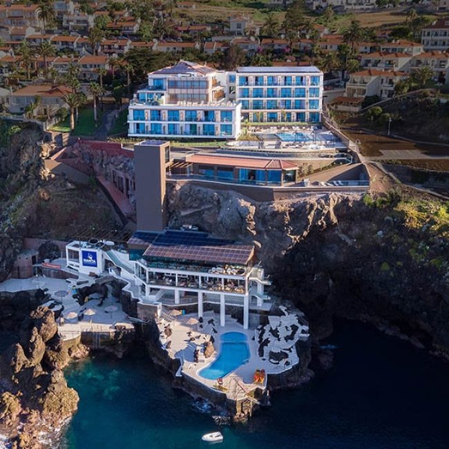 Fitnessurlaub-Sentido-Galoresort-Fitness-Relax-Aktiv-Urlaub-in-Madeira-Fitness-Holiday-Sentido-Sport-und-Wellness-Drone-Vogelperspektive-vom-Meer-Reiseathleten-Madeira