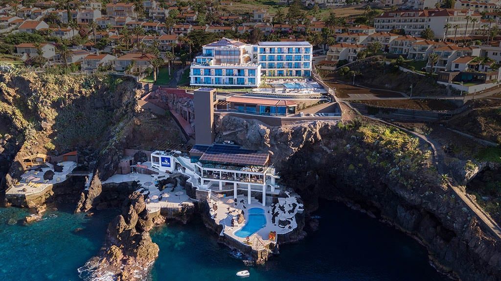 Fitnessurlaub-Sentido-Galoresort-Fitness-Relax-Aktiv-Urlaub-in-Madeira-Fitness-Holiday-Sentido-Sport-und-Wellness-Drone-Vogelperspektive-vom-Meer-Reiseathleten-Madeira