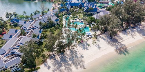 Traumhaftes-Saii-Laguna-Resort-meets-Bangtao-Muay-Thai-MMA-Fitness-Camp-in-Phuket-Trainiere-mit-den-Hickmann-Brothers-Pool-Meer-Vogelperspektive-Resort-Fitnessurlaub-Phuket-Thailand-Fitness-Holidays-Phuket-Thailand-Fitness-Vacation-Phuket-Thailand-Fitnessurlaub-fuer-Reiseathleten
