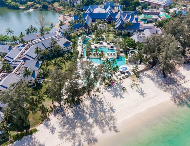 Traumhaftes-Saii-Laguna-Resort-meets-Bangtao-Muay-Thai-MMA-Fitness-Camp-in-Phuket-Trainiere-mit-den-Hickmann-Brothers-Pool-Meer-Vogelperspektive-Resort-Fitnessurlaub-Phuket-Thailand-Fitness-Holidays-Phuket-Thailand-Fitness-Vacation-Phuket-Thailand-Fitnessurlaub-fuer-Reiseathleten