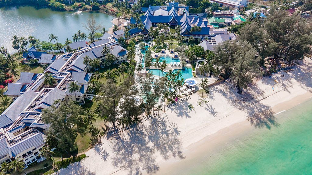 Traumhaftes-Saii-Laguna-Resort-meets-Bangtao-Muay-Thai-MMA-Fitness-Camp-in-Phuket-Trainiere-mit-den-Hickmann-Brothers-Pool-Meer-Vogelperspektive-Resort-Fitnessurlaub-Phuket-Thailand-Fitness-Holidays-Phuket-Thailand-Fitness-Vacation-Phuket-Thailand-Fitnessurlaub-fuer-Reiseathleten