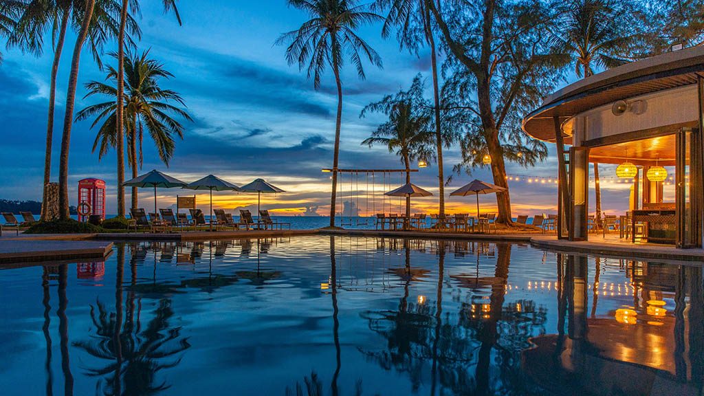 Traumhaftes-Saii-Laguna-Resort-meets-Bangtao-Muay-Thai-MMA-Fitness-Camp-in-Phuket-Trainiere-mit-den-Hickmann-Brothers-Pool-Bereich-Night-Fitnessurlaub-Phuket-Thailand-Fitness-Holidays-Phuket-Thailand-Fitness-Vacation-Phuket-Thailand-Fitnessurlaub-fuer-Reiseathleten