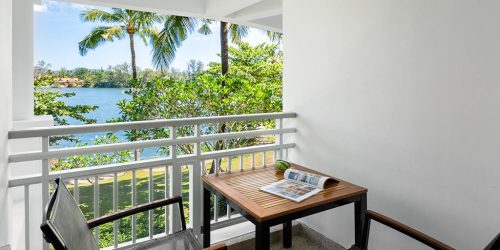 Traumhaftes-Saii-Laguna-Resort-meets-Bangtao-Muay-Thai-MMA-Fitness-Camp-in-Phuket-Trainiere-mit-den-Hickmann-Brothers-Balkon-View-Zimmer-Fitnessurlaub-Phuket-Thailand-Fitness-Holidays-Phuket-Thailand-Fitness-Vacation-Phuket-Thailand-Fitnessurlaub-fuer-Reiseathleten