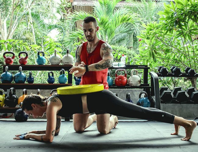 Sam beim Personal Training mit Tony - FitKoh Koh Samui - Fitnessreisen Koh Samui - Fitnessurlaub in Thailand für Reiseathleten
