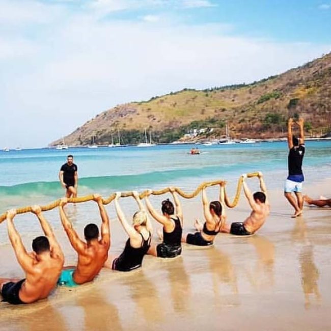 Fitnessbootcamp-am-Strand-Strandworkout-Hivetel Hotel-Tiger Muay Thai-Beachside-Fitnessreise-Phuket-Thailand-Fitness-Holiday-Reiseathleten