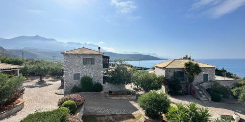 Fitness-Unboxed-im-Melitsina-Village-Hotel-Kardamili-Gelände--Studio-Apartment-Fitnessurlaub-Griechenland-Fitness-Holiday-Greece-Fitnessurlaub-fuer-Reiseathleten