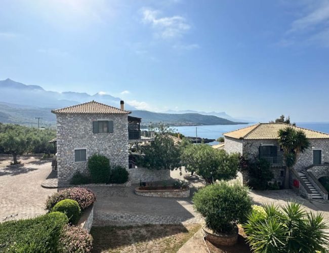 Fitness-Unboxed-im-Melitsina-Village-Hotel-Kardamili-Gelände--Studio-Apartment-Fitnessurlaub-Griechenland-Fitness-Holiday-Greece-Fitnessurlaub-fuer-Reiseathleten