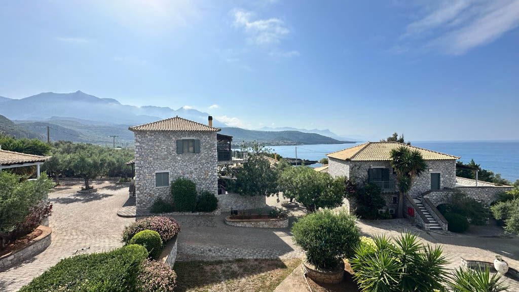 Fitness-Unboxed-im-Melitsina-Village-Hotel-Kardamili-Gelände--Studio-Apartment-Fitnessurlaub-Griechenland-Fitness-Holiday-Greece-Fitnessurlaub-fuer-Reiseathleten