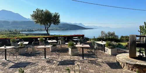 Fitness-Unboxed-im-Melitsina-Village-Hotel-Kardamili-Outdoor-Crosstraining-draußen-Restaurant-Terasse-Fitnessurlaub-Griechenland-Fitness-Holiday-Greece-Fitnessurlaub-fuer-Reiseathleten