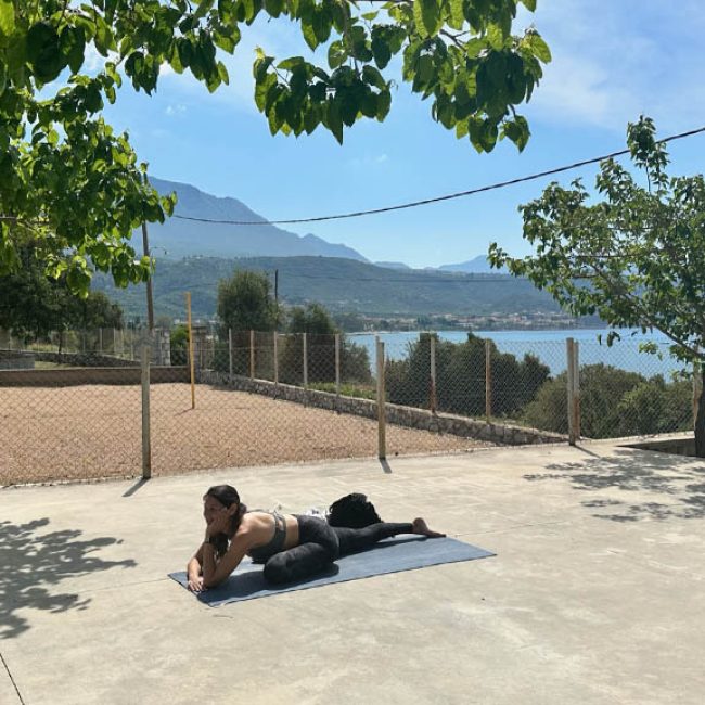 Fitness-Unboxed-im-Melitsina-Village-Hotel-Kardamili-Outdoor-Stretching-draußen-Yoga-Mobility-Fitnessurlaub-Griechenland-Fitness-Holiday-Greece-Fitnessurlaub-fuer-Reiseathleten