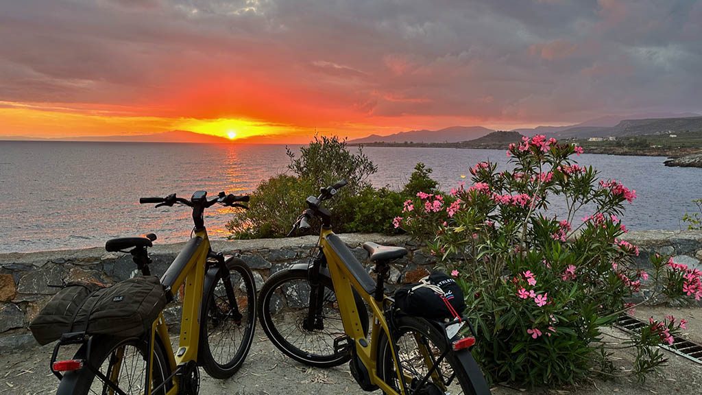 Fitness-Unboxed-im-Melitsina-Village-Hotel-Kardamili-Gelände--Mountainbike-Ebike-Tour-sunset-Fitnessurlaub-Griechenland-Fitness-Holiday-Greece-Fitnessurlaub-fuer-Reiseathleten