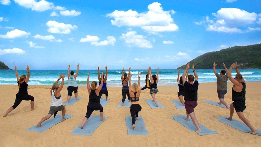 Yoga am Strand-Phuket-Fitnessreise-Fitness Holiday Thailand-Fitnessurlaub mit Reiseathleten