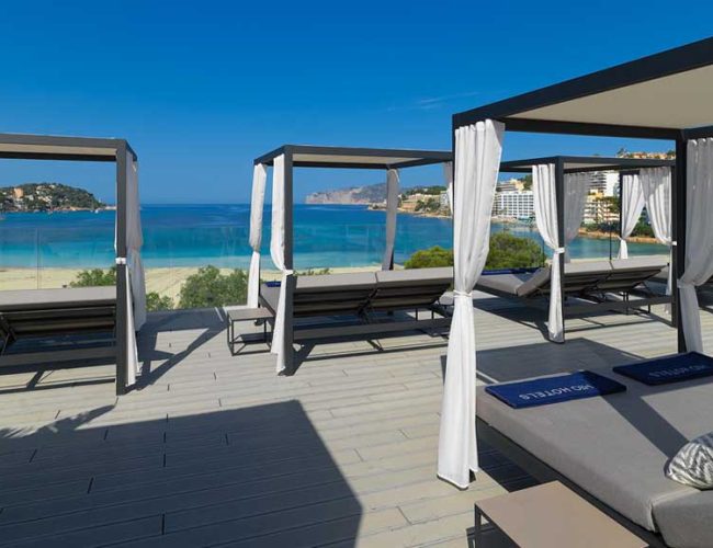 Fitness Holiday Mallorca - Fitness Holiday Mallorca - H10 Casa del Mar - Roof Terrace - Sunbeds - Fitness Vacation - Fitness Travel with Travelling Athletes